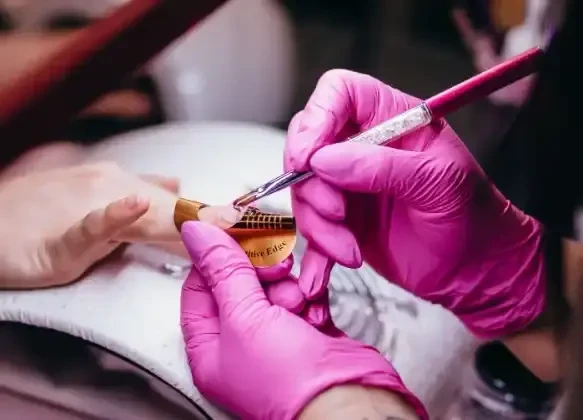 Aprenda as técnicas mais procuradas de alongamento em acrílico e conquiste mais clientes! image