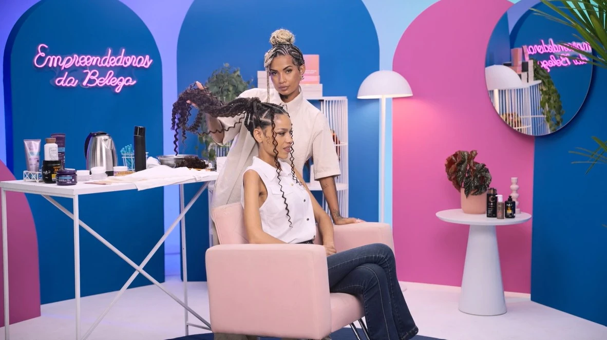 Domine as técnicas de trancista e torne-se uma profissional renomada no mercado. image